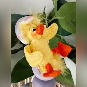 Annalee 2004 Easter Spring Yellow 4” Duck In The  Egg Painted Easter 🐣 Egg RARE